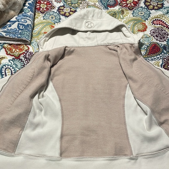 Lululemon scuba jacket. In good condition, no holes no rips no tears. - Picture 5 of 6